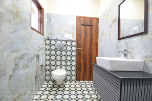 ห้องดีลักซ์ | ห้องน้ำ | ฝักบัว, เรนชาวเวอร์, ของใช้ในห้องน้ำฟรี, ผ้าเช็ดตัว