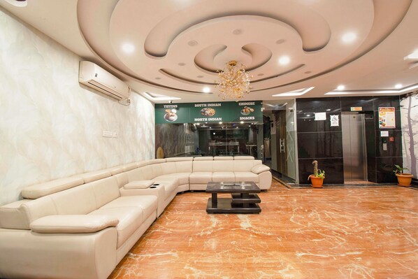 Lobby sitting area - Fabhotel Eden Stay (Hyderabad)