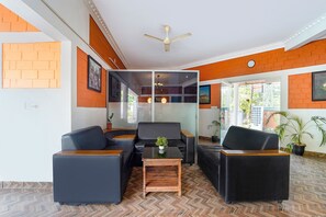 Coin salon dans le hall