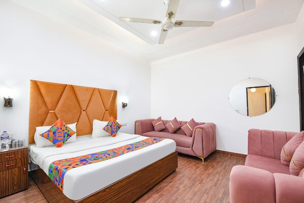 ملاءات من القطن المصري وأغطية فراش متميزة وخزنة داخل الغرفة