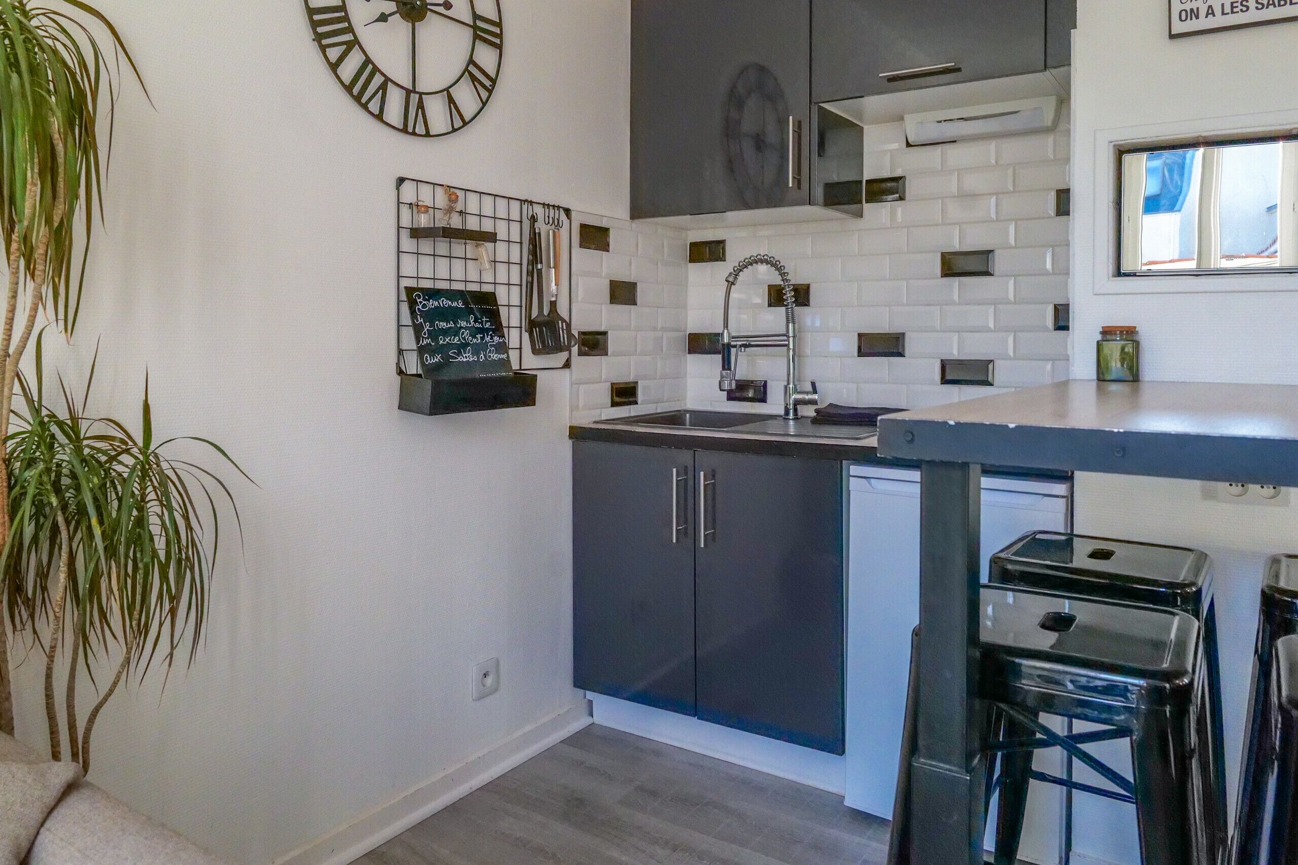 Réfrigérateur, micro-ondes, cafetière/bouilloire, bouilloire électrique