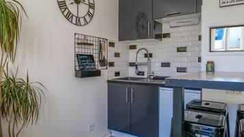 Een koelkast, een microgolfoven, een koffiezetapparaat/waterkoker