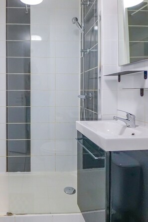 Douche, sèche-cheveux