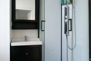 Shower - Charming Studio Between Town and Ocean – Everything Within Reach (Les Sables-d´Olonne)