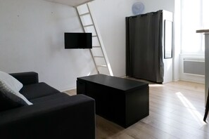 TV - Charming Studio Between Town and Ocean – Everything Within Reach (Les Sables-d´Olonne)
