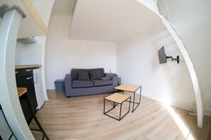 TV - Beach & Market Getaway – Ideally Located Studio in Les Sables (Les Sables-d´Olonne)