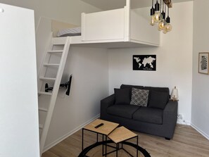 TV - Your Seaside Base in Les Sables – Equipped Studio Steps from the Beach (Les Sables-d´Olonne)