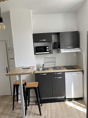 Fridge, microwave, coffee/tea maker, electric kettle - Your Seaside Base in Les Sables – Equipped Studio Steps from the Beach (Les Sables-d´Olonne)