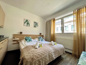 Silitysrauta/-lauta, Wi-Fi, vuodevaatteet