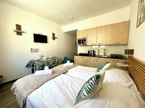Iron/ironing board, WiFi, bed sheets