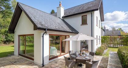 Large home to sleep 8 in Kenmare. Free use of pool onsite