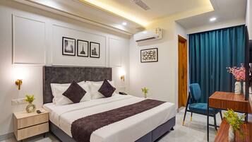 Zimmersafe, Schreibtisch, laptopgeeigneter Arbeitsplatz