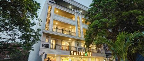 A multi-story hotel with a prominent sign reading "SALTSTAZ".