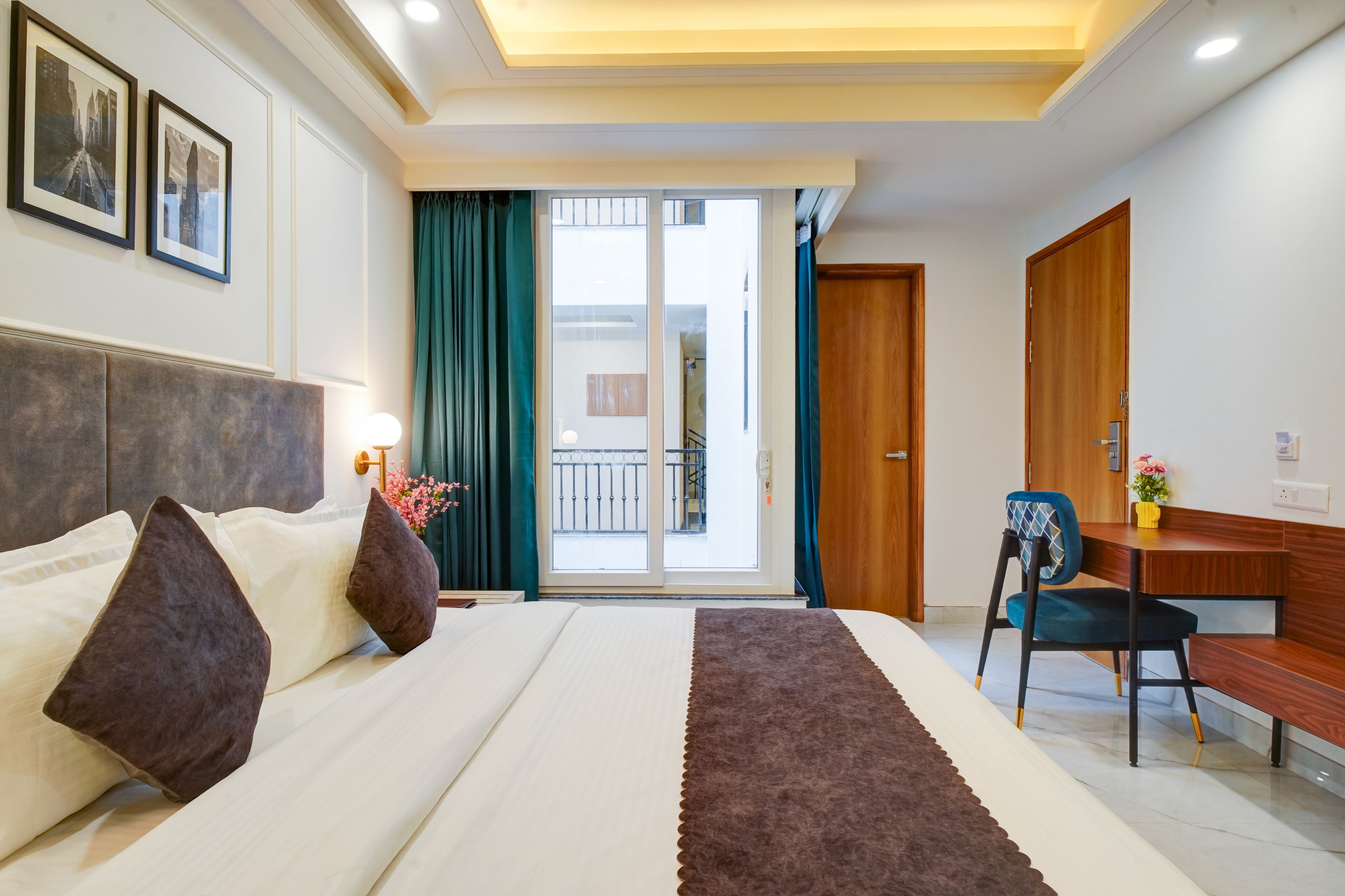 Ein Schlafzimmer mit Bett, Schreibtisch und Blick ins Freie.