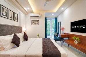 In-room safe, desk, laptop workspace, blackout drapes - Saltstayz Premier - Arjun Marg (Gurugram)