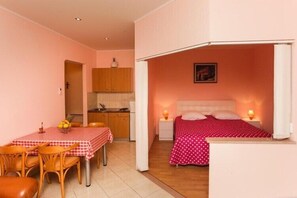 Iron/ironing board, travel cot, free WiFi