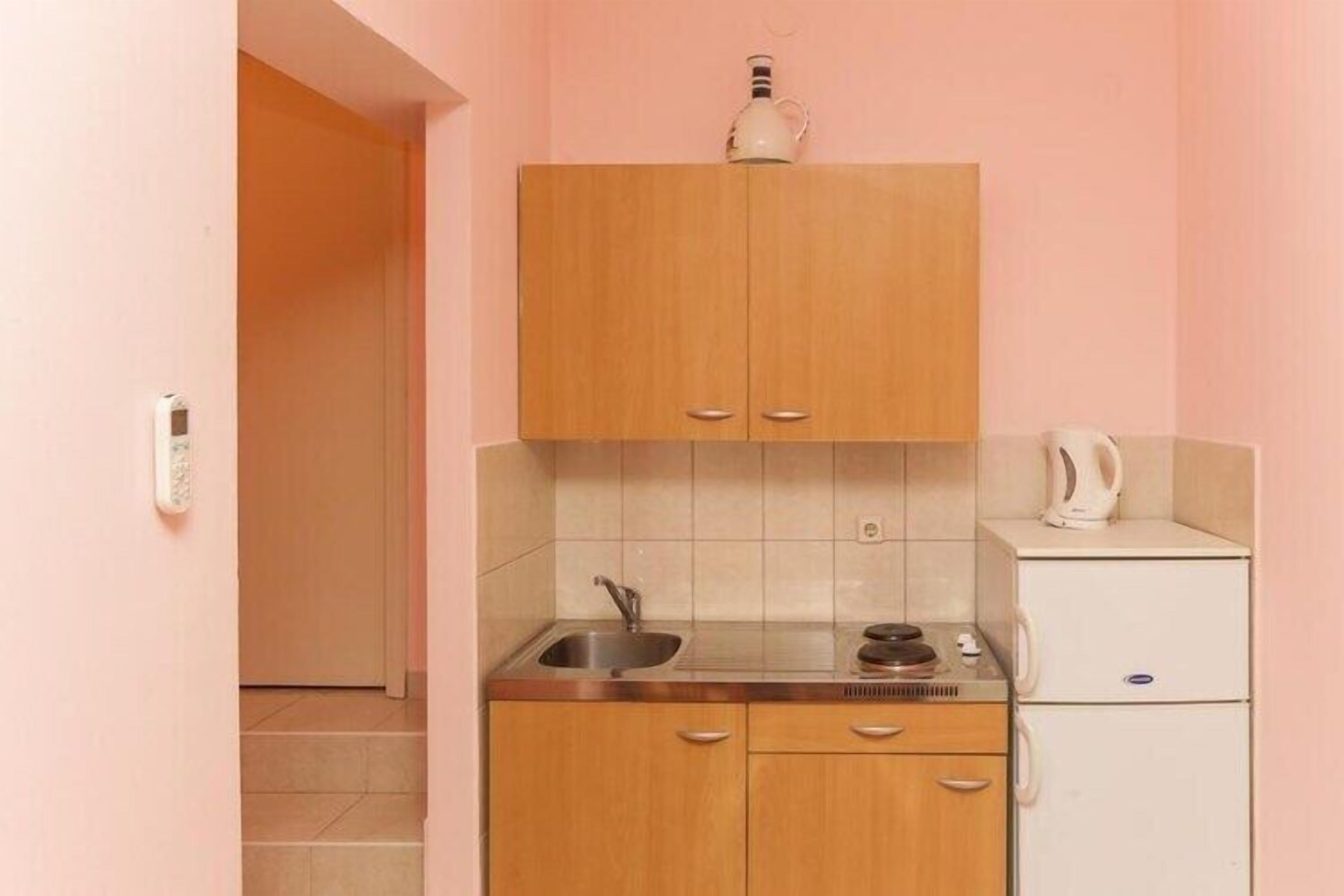 Kühlschrank, Mikrowelle, Herdplatte, Wasserkocher mit Kaffee-/Teezubehör