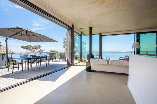 Magnificent villa on 1st line, direct beach access, close to shops