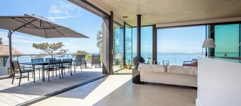 Magnificent villa on 1st line, direct beach access, close to shops