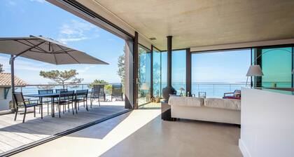 Magnificent villa on 1st line, direct beach access, close to shops