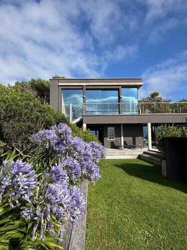 Magnificent villa on 1st line, direct beach access, close to shops