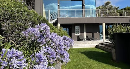 Magnificent villa on 1st line, direct beach access, close to shops