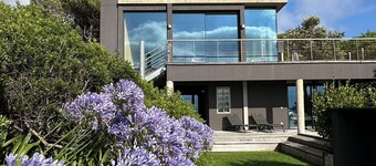 Magnificent villa on 1st line, direct beach access, close to shops