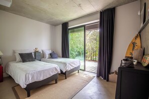 5 間睡房、書桌、熨斗/熨衫板、可攜式嬰兒床