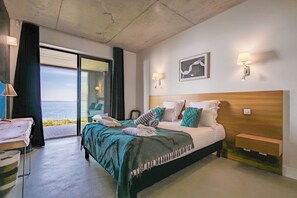 6 bedrooms, desk, iron/ironing board, travel crib