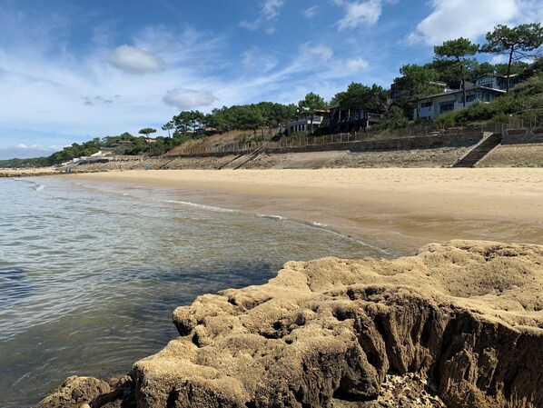 En la playa, camastros y toallas de playa