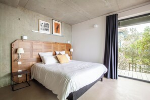 5 habitaciones, escritorio y tabla de planchar con plancha 