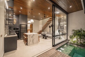 Villa Deluxe, 2 chambres, balcon, vue piscine | Coin séjour | TV connectée de 40 pouces avec chaînes numériques