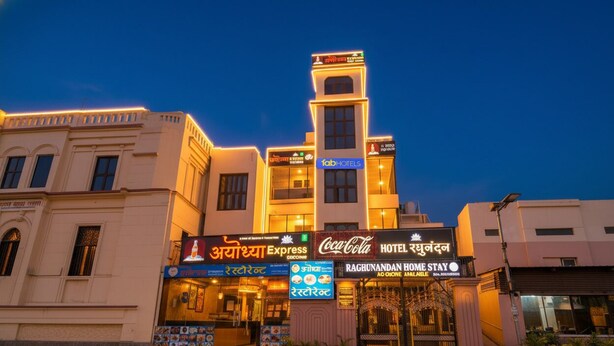 Ett hotell med flera skyltar, bland annat "Arya Hotels Express" och "Raghunandan Home Stay".