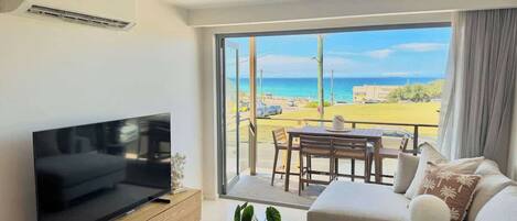 Smart-TV, bøker og stereoanlegg