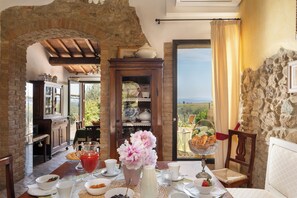 Ferienhaus, Terrasse, Gartenblick | Esszimmer