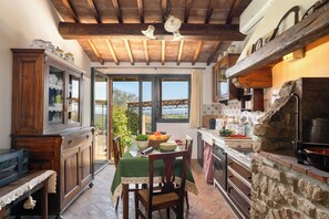 Ferienhaus, Terrasse, Gartenblick | Esszimmer