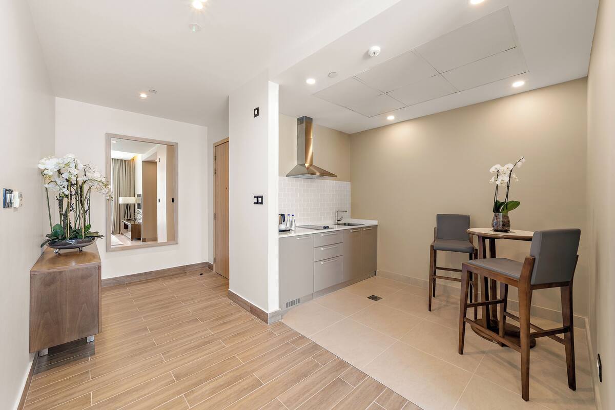 Safe på rommet, blendingsgardiner, lydisolert og strykejern/-brett