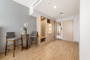 Safe på rommet, blendingsgardiner, lydisolert og strykejern/-brett