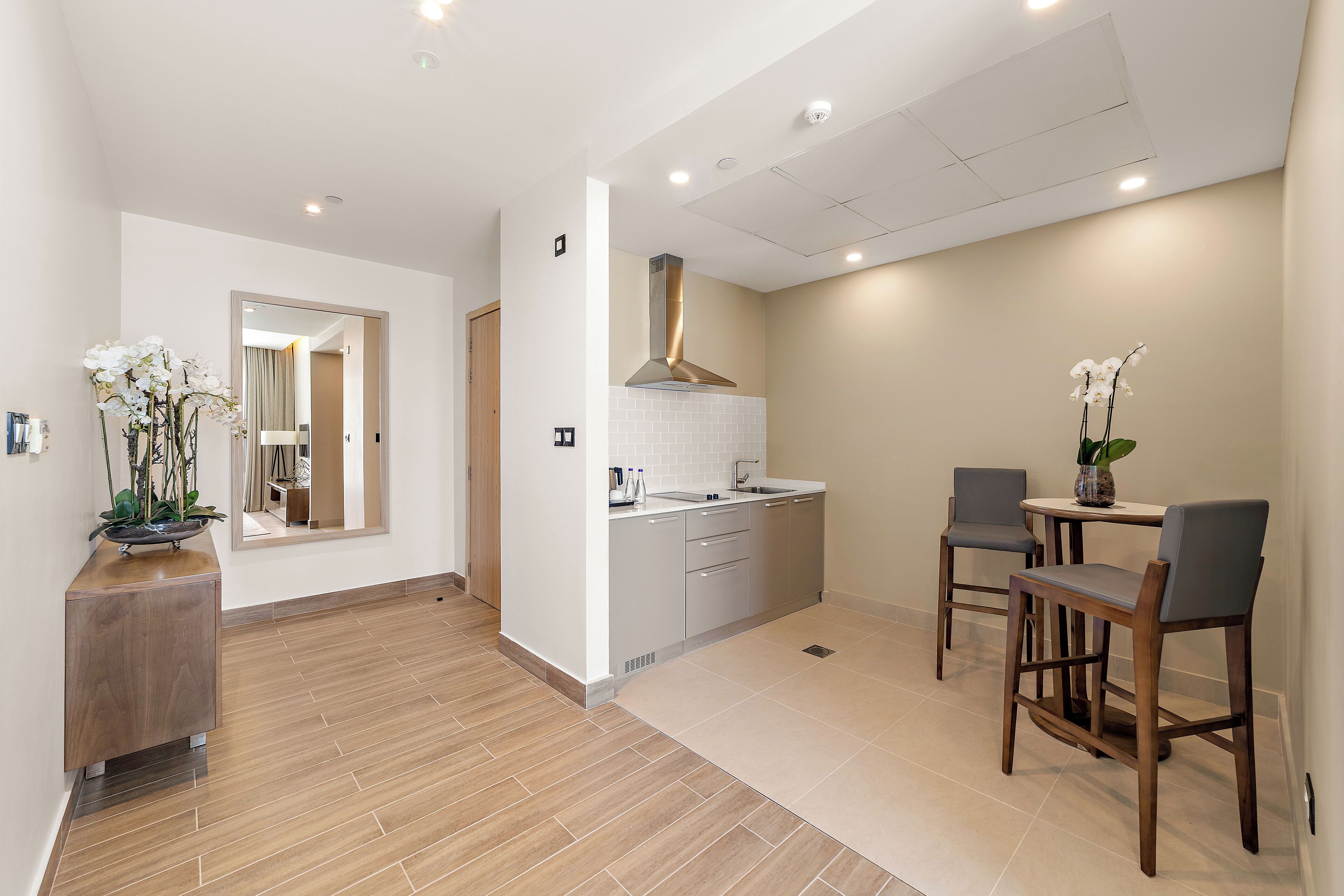 Tallelokero huoneessa, pimennysverhot, äänieristys, silitysrauta/-lauta