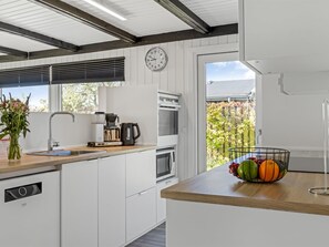 Kühlschrank, Mikrowelle, Geschirrspüler, Kochgeschirr/Geschirr/Besteck