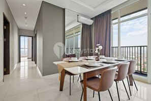 Appartement, 3 chambres, vue ville | Salle à manger