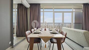 Apartment, 3 Bedrooms, City View | Dining room