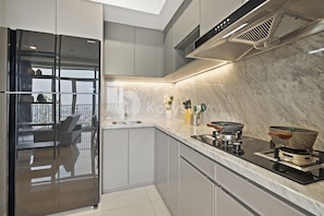 Appartement, 3 chambres, vue ville | Cuisine privée | Grand réfrigérateur, micro-ondes, plaque de cuisson