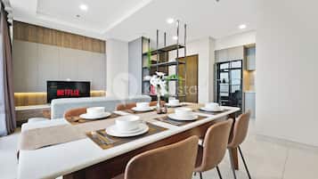 Apartment, 3 Bedrooms, City View | Dining room