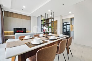 Departamento, 3 habitaciones, vista a la ciudad | Comedor
