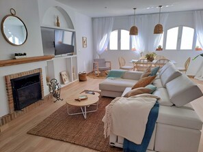 Smart TV, fireplace - Brand New! Villabonita, spectacular views & Parking (Benalmádena)