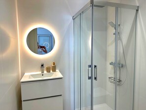 Dusche, Haartrockner, Handtücher, Seife
