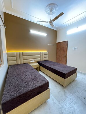 Escritorio, espacio para trabajar con laptop y wifi gratis