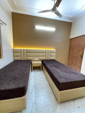 Double Room | Desk, laptop workspace, free WiFi - Host varanasi (Varanasi)