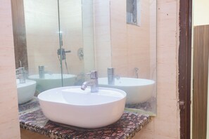 Executive Room, City View | Bathroom | Shower, rainfall showerhead, free toiletries, slippers - Hotel Kasturi Continental (Bhopal)